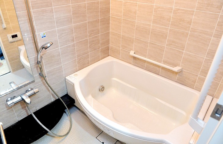 浴槽には、クレイドル型、スクエア型、ワイド型など異なる形状が用意されています